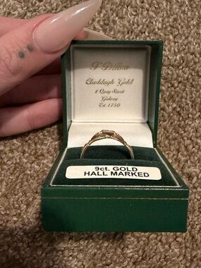 9ct Gold Elegant Women's Ring - Gold